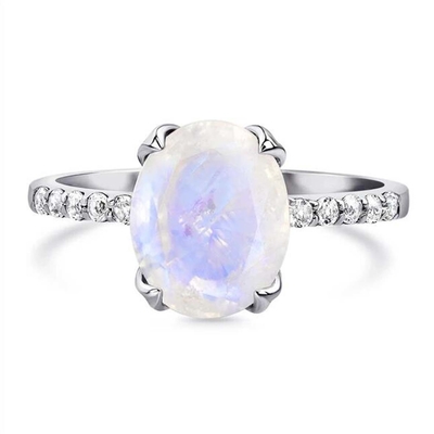 La garra oval plateada elegante del corte que fija Moonstone con la CZ suena el anillo del aniversario de las mujeres del compromiso