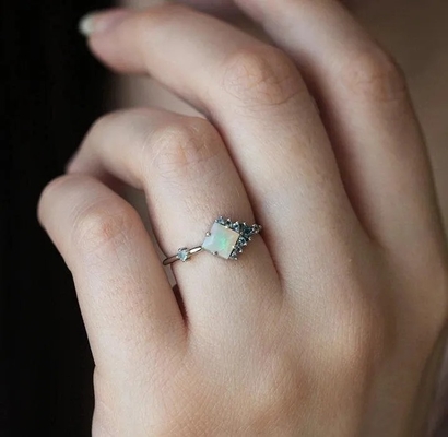 El rodio de la CZ del cuadrado plateó a Opal Ring natural 925 Sterling Silver Graceful Jewelry