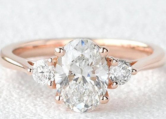 forma crecida laboratorio del peso 7×9m m de Moissanite Ring White Oval Cut 2.1ct del oro 10K