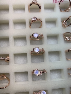corte de ronda de la flor de la hoja de 14K Rose Gold Moonstone Wedding Rings