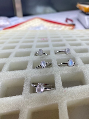 La pera cortó el anillo delicado de Moonstone, 14K Rose Gold Simple Moonstone Ring