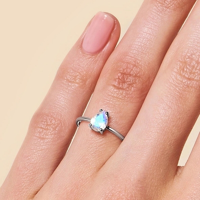 La pera cortó el anillo delicado de Moonstone, 14K Rose Gold Simple Moonstone Ring