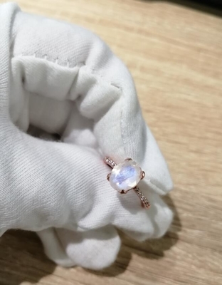 el óvalo del oro blanco 14K cortó los anillos de Ring With CZ del aniversario de las mujeres del compromiso de Moonstone