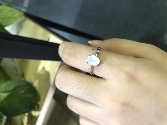 el óvalo del oro blanco 14K cortó los anillos de Ring With CZ del aniversario de las mujeres del compromiso de Moonstone