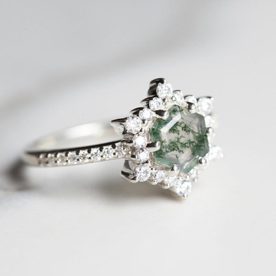 Tiara afiligranada de Chevron corte redondo Moss Green Agate de 0,6 quilates y boda Ring Set de la CZ en Rose Gold