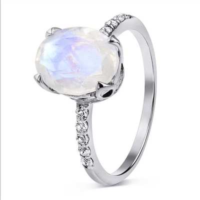 La garra oval plateada elegante del corte que fija Moonstone con la CZ suena el anillo del aniversario de las mujeres del compromiso