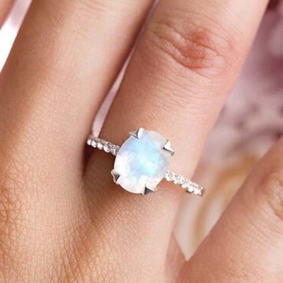 La garra oval plateada elegante del corte que fija Moonstone con la CZ suena el anillo del aniversario de las mujeres del compromiso