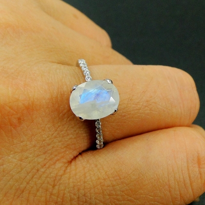La garra oval plateada elegante del corte que fija Moonstone con la CZ suena el anillo del aniversario de las mujeres del compromiso