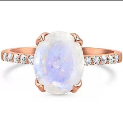 La garra oval plateada elegante del corte que fija Moonstone con la CZ suena el anillo del aniversario de las mujeres del compromiso