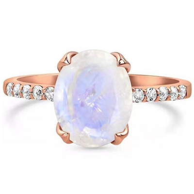 La garra oval plateada elegante del corte que fija Moonstone con la CZ suena el anillo del aniversario de las mujeres del compromiso