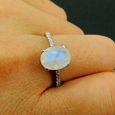 La garra oval plateada elegante del corte que fija Moonstone con la CZ suena el anillo del aniversario de las mujeres del compromiso