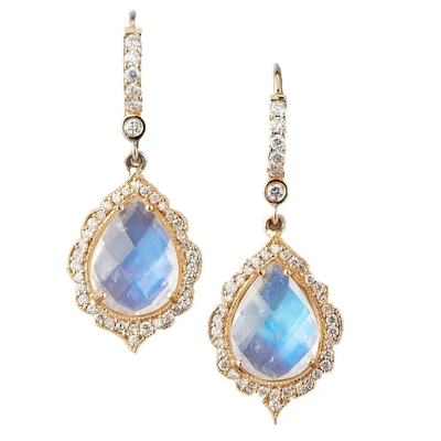 El hexágono de 925 Sterling Silver Natural Stone Jewelry cortó los pendientes azules del perno prisionero de Moonstone del arco iris