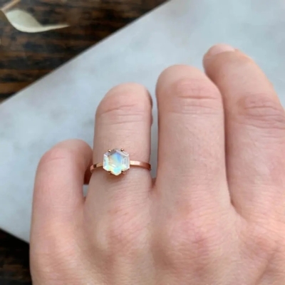 Anillo natural de Moonstone del arco iris Moonstone de la golosina auténtica de la joyería de Rose Gold Hexagon Shaped Wedding