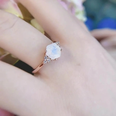 Anillo natural de Moonstone del arco iris Moonstone de la golosina auténtica de la joyería de Rose Gold Hexagon Shaped Wedding