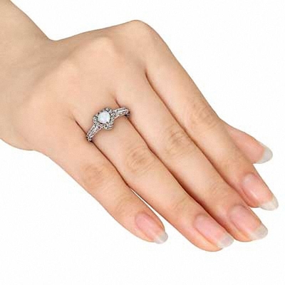 ópalo en forma de corazón de 5.0m m y 1/8 CT. Anillo del marco de T.W. CZ en Sterling Silver