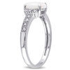 Ópalo oval y 1/15 CT. Anillo de la caña de la fractura del paso de T.W. CZBy en Sterling Silver