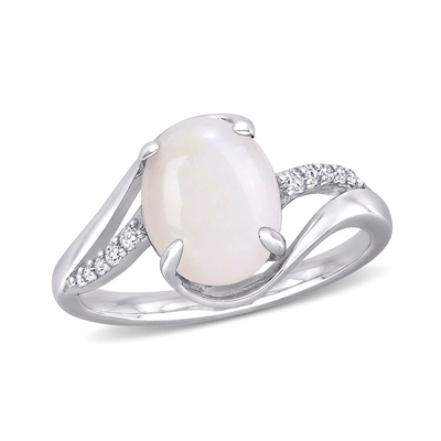 Ópalo oval y 1/15 CT. Anillo de la caña de la fractura del paso de T.W. CZBy en Sterling Silver