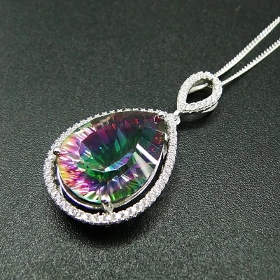 Pera de la joyería de las mujeres que corta el rubí sintético verde alrededor de la circona cúbica blanca 925 Sterling Silver Fine Jewelry