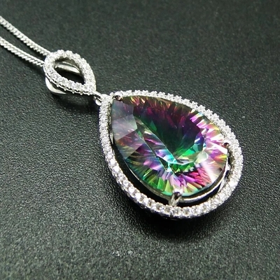 Pera de la joyería de las mujeres que corta el rubí sintético verde alrededor de la circona cúbica blanca 925 Sterling Silver Fine Jewelry