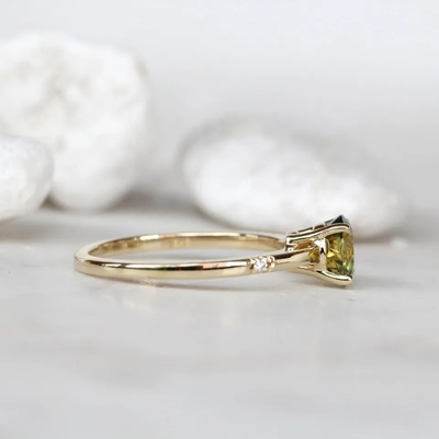 La joyería delicada delicada CZ de las mujeres acentúa el anillo plateado oro verde redondo de la promesa del compromiso del zafiro S925