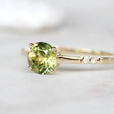 La joyería delicada delicada CZ de las mujeres acentúa el anillo plateado oro verde redondo de la promesa del compromiso del zafiro S925