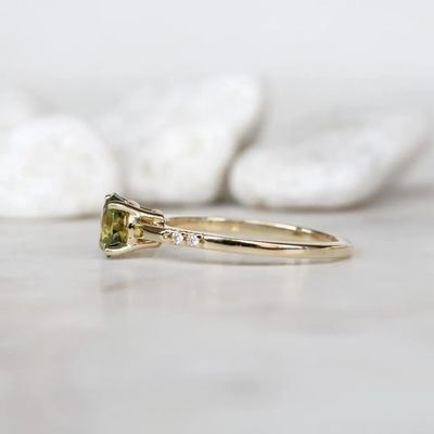 La joyería delicada delicada CZ de las mujeres acentúa el anillo plateado oro verde redondo de la promesa del compromiso del zafiro S925