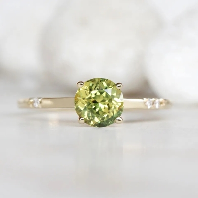 La joyería delicada delicada CZ de las mujeres acentúa el anillo plateado oro verde redondo de la promesa del compromiso del zafiro S925