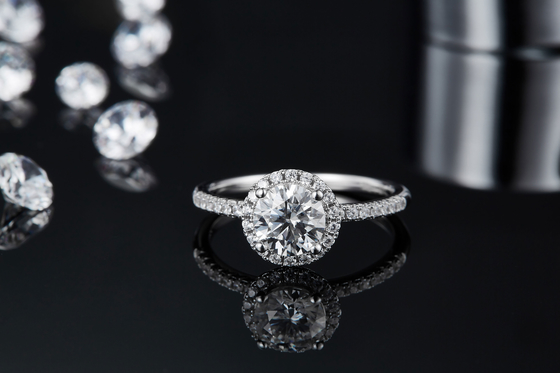 925 anillos de compromiso de Sterling Silver Jewelry Diamond Moissanite alrededor del anillo delicado formado de la banda