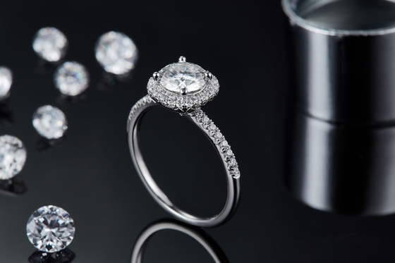 El cuadrado cortó el oro nupcial del diamante del cuadrado de Moissanite de las mujeres con el anillo de bodas romántico de plata