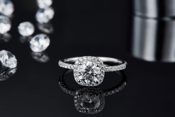 El cuadrado cortó el oro nupcial del diamante del cuadrado de Moissanite de las mujeres con el anillo de bodas romántico de plata