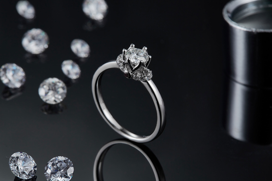 Joyería plateada única de las mujeres de Ring Custom Moissanite Ring Engagement del oro blanco del estilo de la flor