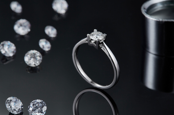 Anillos de determinación Este-Oeste únicos de Ring Anniversary CZ del compromiso de Emerald Cut Moissanite Modern Wedding de las mujeres S925