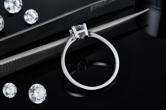 Anillos de determinación Este-Oeste únicos de Ring Anniversary CZ del compromiso de Emerald Cut Moissanite Modern Wedding de las mujeres S925