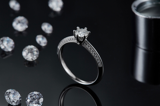 Las mujeres blancas del compromiso de Moissanite y de Sapphire Platineve Diamonds Jewelry suenan