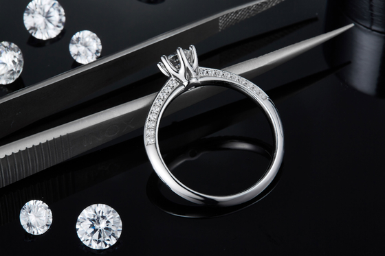 Las mujeres blancas del compromiso de Moissanite y de Sapphire Platineve Diamonds Jewelry suenan