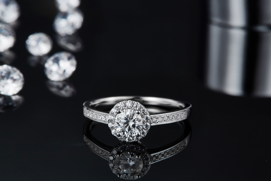 Anillo de plata de las mujeres del corte 9k Moissanite 925 redondos de piedra principales del modelo