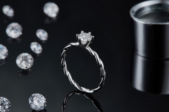El compromiso de Moissanite para el oro blanco de la alianza de boda de Ring Set Diamonds And Sapphire de las mujeres pavimenta