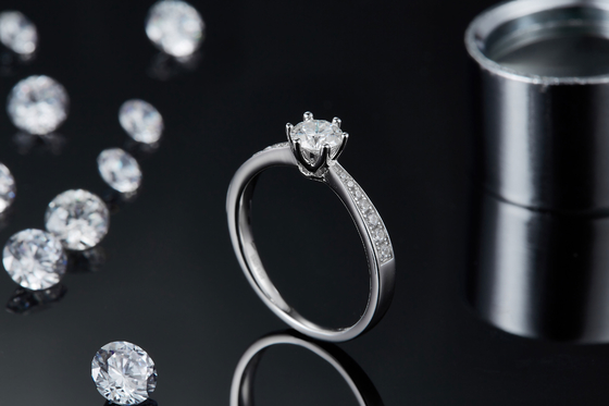 Oro blanco Moissanite Ring Vintage Engagement Ring del anillo de compromiso 14K de Milgrain Moissanite