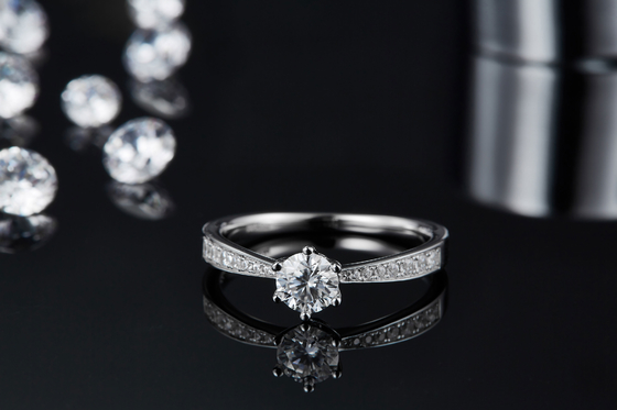 Oro blanco Moissanite Ring Vintage Engagement Ring del anillo de compromiso 14K de Milgrain Moissanite