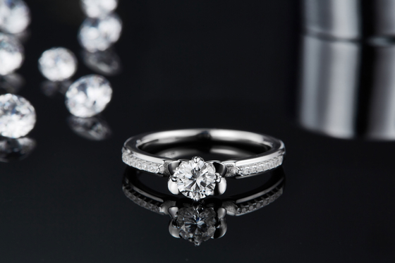 La flor cortó el oro blanco Ring Moissanite Engagement de Ring Unique 14KN del compromiso de Moissanite   Anillo