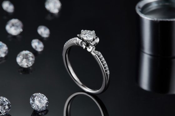 La flor cortó el oro blanco Ring Moissanite Engagement de Ring Unique 14KN del compromiso de Moissanite   Anillo