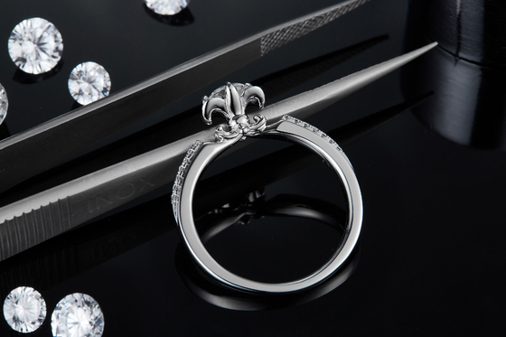 La flor cortó el oro blanco Ring Moissanite Engagement de Ring Unique 14KN del compromiso de Moissanite   Anillo