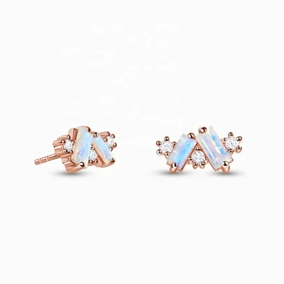 El Baguette de Rose Gold Plated 925 Sterling Silver Rainbow Moonstone Earrings cortó la joyería natural del pendiente del perno prisionero de Moonstone