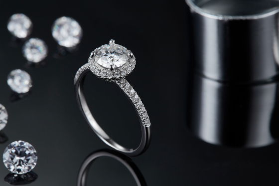 925 anillos de Sterling Silver Jewelry Moissanite Engagement alrededor del anillo delicado formado de la banda