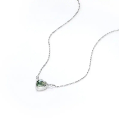 925 luz natural simple de plata Moss Agate Necklace For Sale en forma de corazón verde elegante brillante