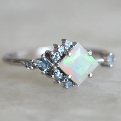El rodio de la CZ del cuadrado plateó a Opal Ring natural 925 Sterling Silver Graceful Jewelry