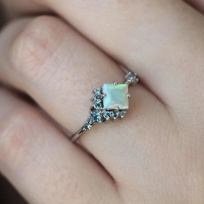 El rodio de la CZ del cuadrado plateó a Opal Ring natural 925 Sterling Silver Graceful Jewelry