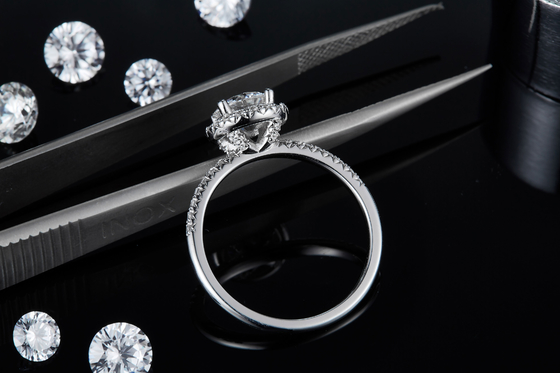 925 anillos de compromiso de Sterling Silver Jewelry Diamond Moissanite alrededor del anillo delicado formado de la banda