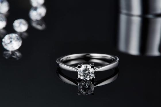 S925 ajuste Este-Oeste único Emerald Cut Moissanite Wedding Engagement Ring Modern