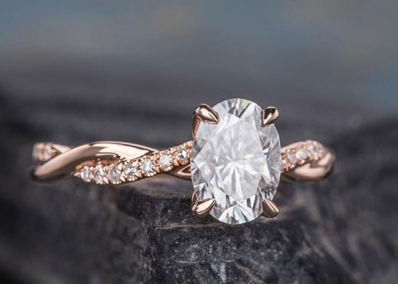 Anillo de compromiso oval 18K Rose Gold Material de Mossianite 2.5ct